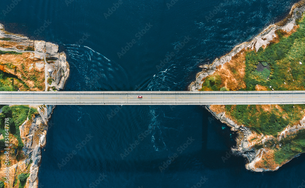 挪威Saltstraumen大桥鸟瞰图海上连接岛屿的公路自上而下的风景运输