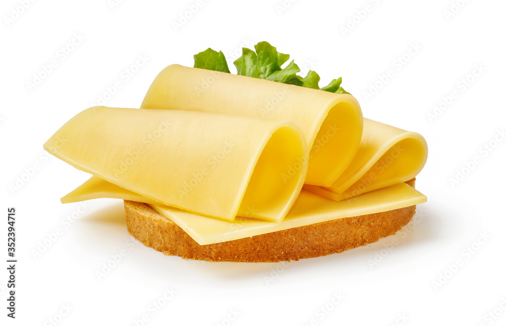 面包上的奶酪片和沙拉叶。在白底上隔离的三明治。