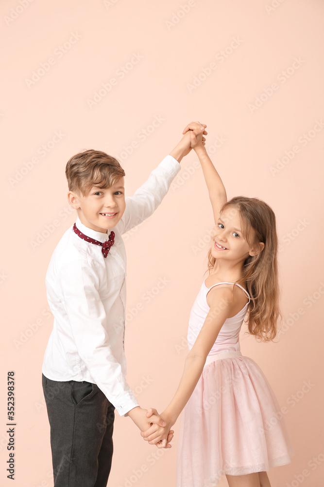 可爱的小孩在彩色墙上跳舞