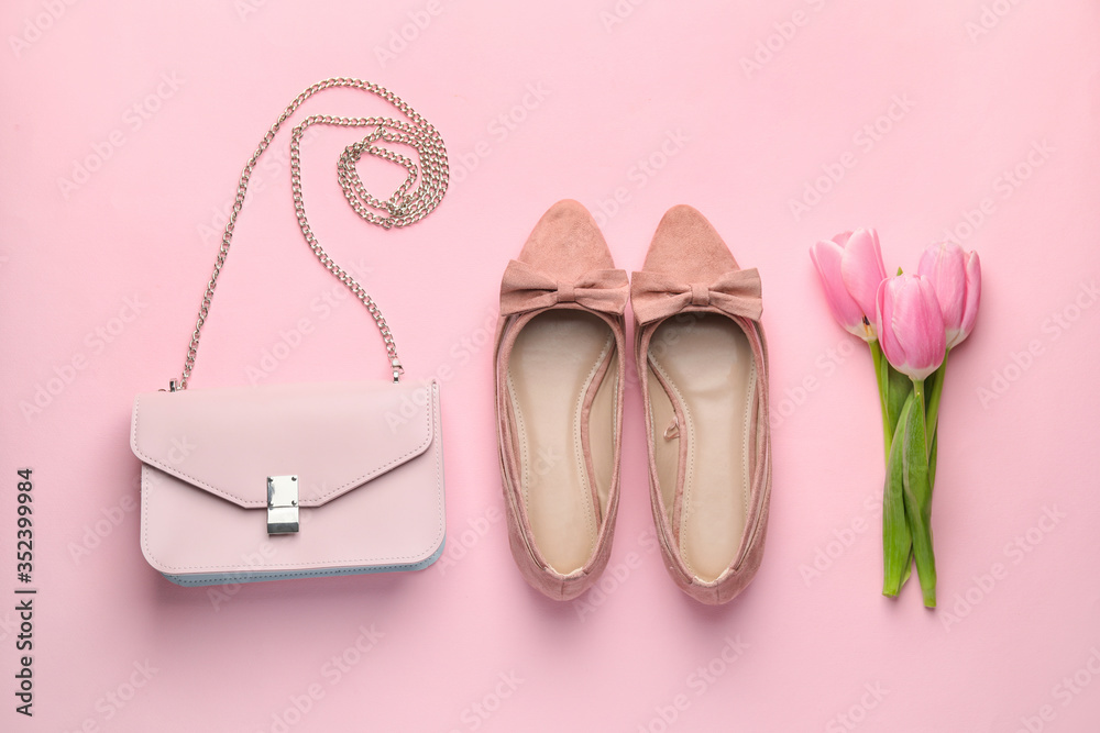 时尚包包，颜色背景为女鞋和花朵