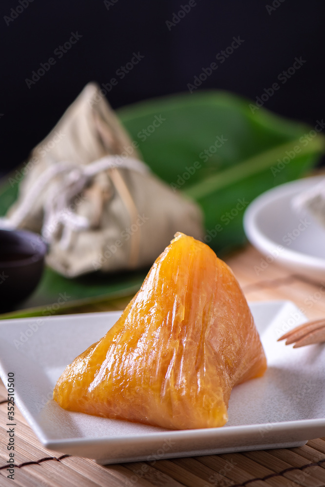 碱性粽子-中国传统甜食水晶食品，装在盘子里吃龙