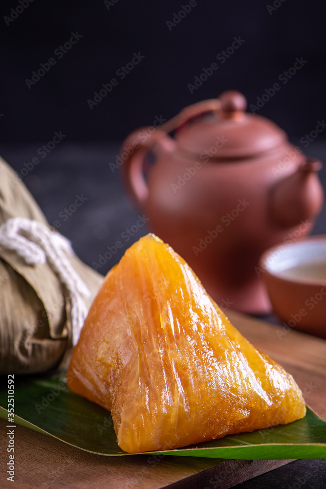 碱性粽子-中国传统甜水晶食品，装在盘子里吃龙