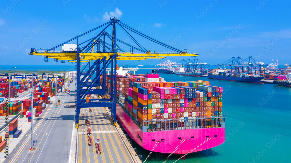 商务物流进出口，蓝天背景的海港码头集装箱货船，