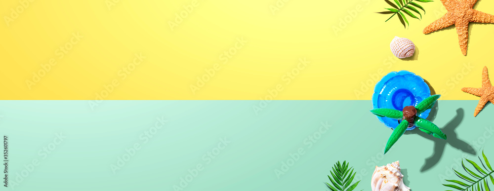 夏季概念，棕榈树漂浮俯视图-平躺