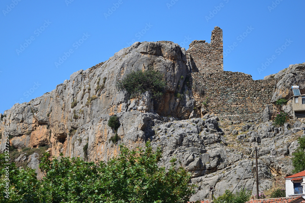 希腊萨莫特拉基岛乔拉的城堡岩石，爱琴海。中世纪热那亚城堡遗址