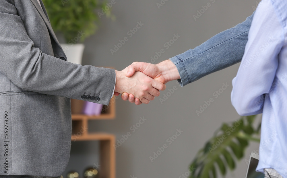 男子和律师在办公室握手