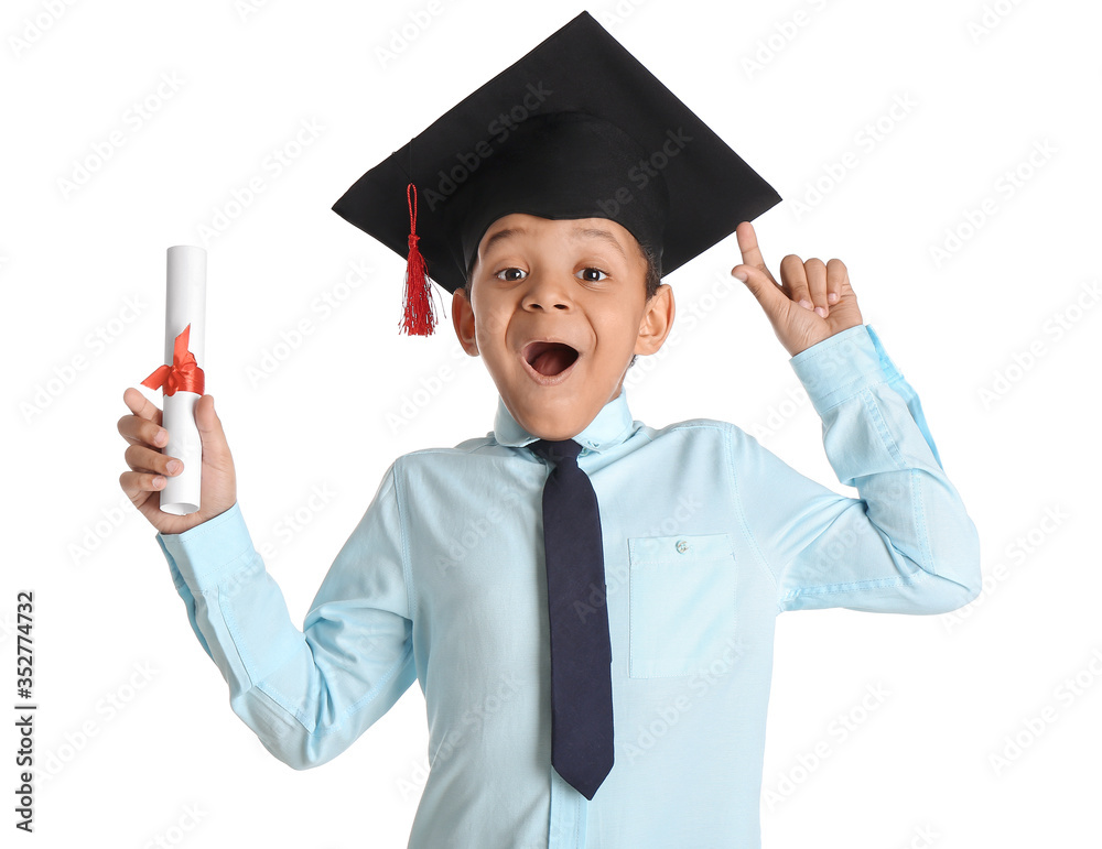 戴着毕业帽，食指在白底上竖起的非洲裔小男孩