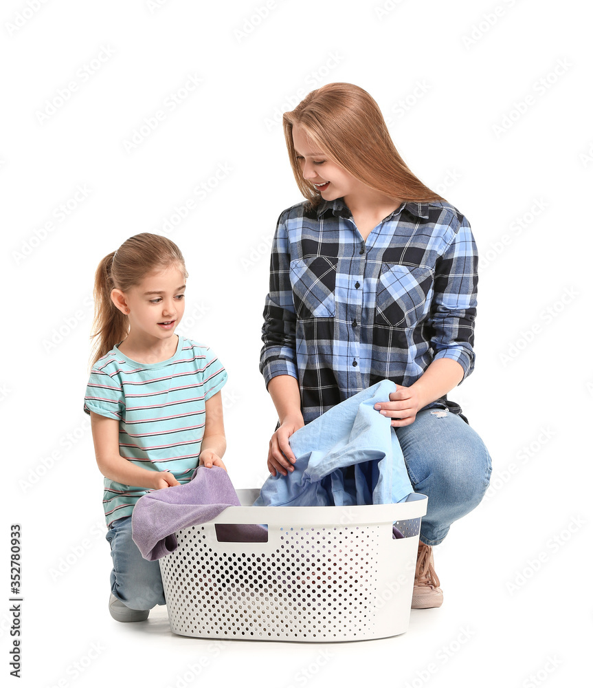 母亲和小女儿在白色背景下洗衣服