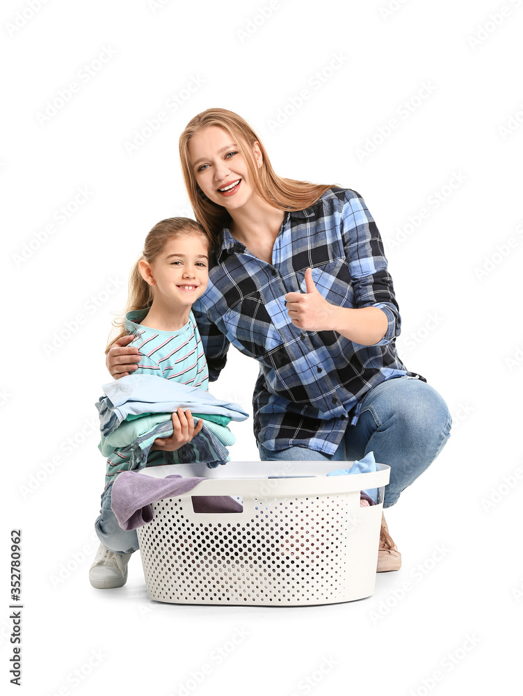 快乐的母亲和小女儿，白底洗衣房