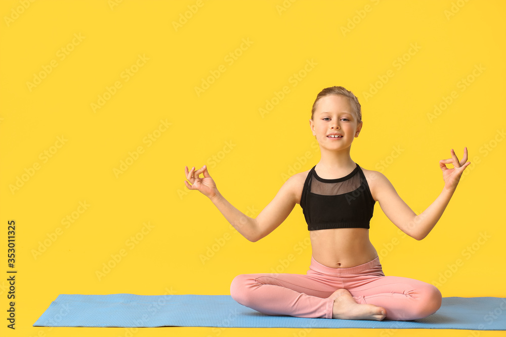 小女孩在彩色背景下练习瑜伽