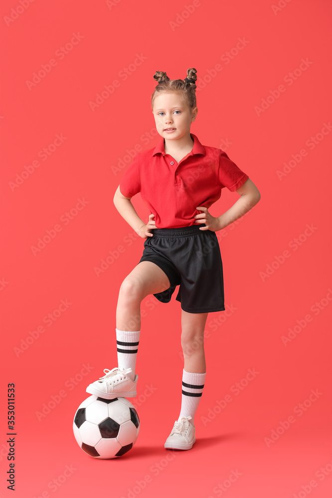 彩色背景上有足球的小女孩