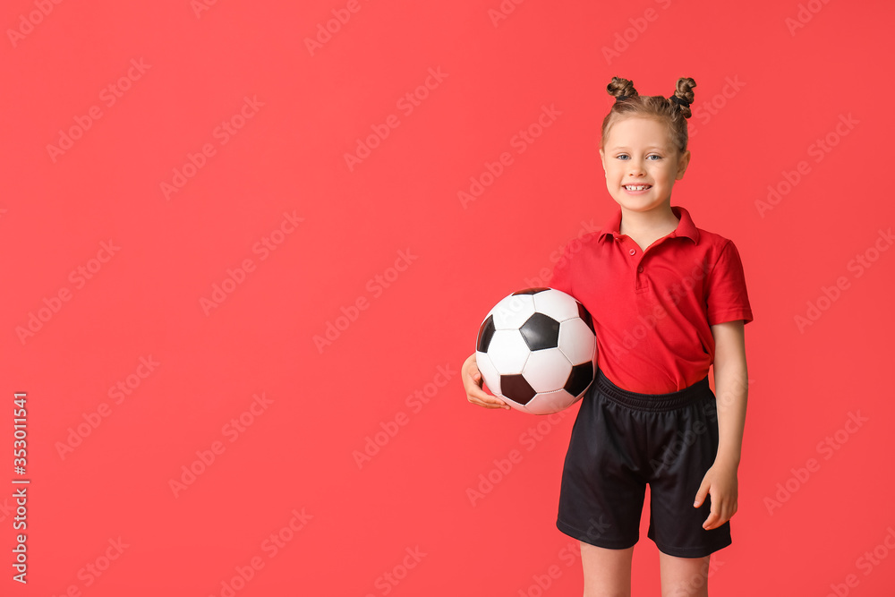 彩色背景带足球的小女孩