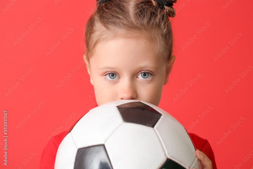 彩色背景带足球的小女孩