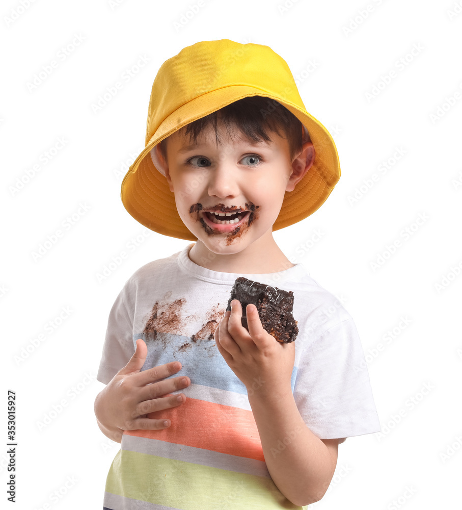 穿着脏衣服的小男孩在吃白底巧克力蛋糕