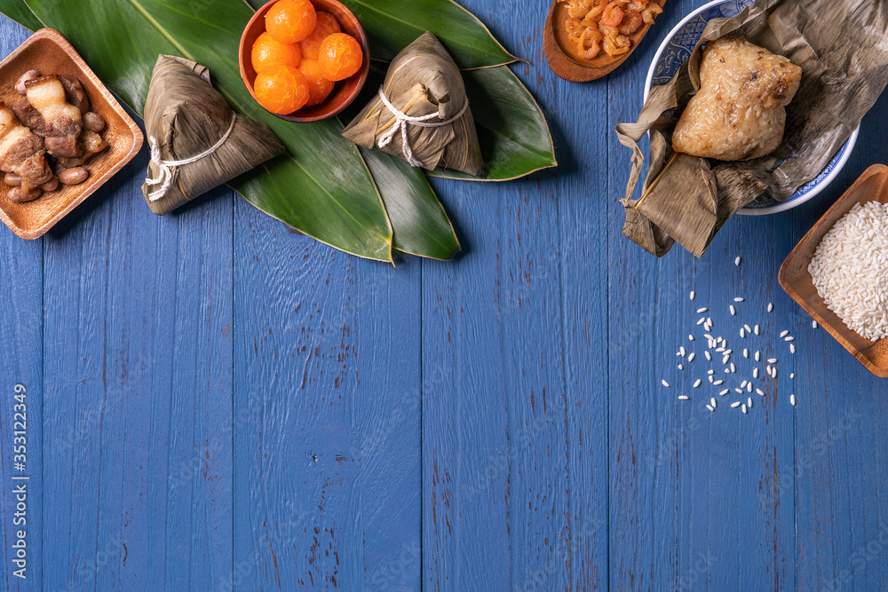 端午节概念-粽子，蓝色木背上的传统中国食物gr