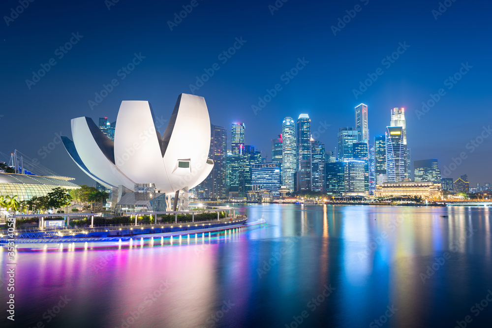 黄昏时分，新加坡滨海的天际线。