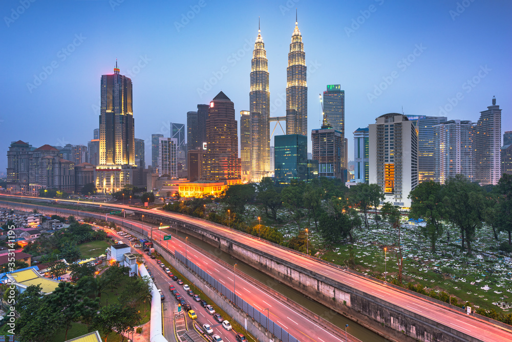 吉隆坡，马来西亚的高速公路和天际线。