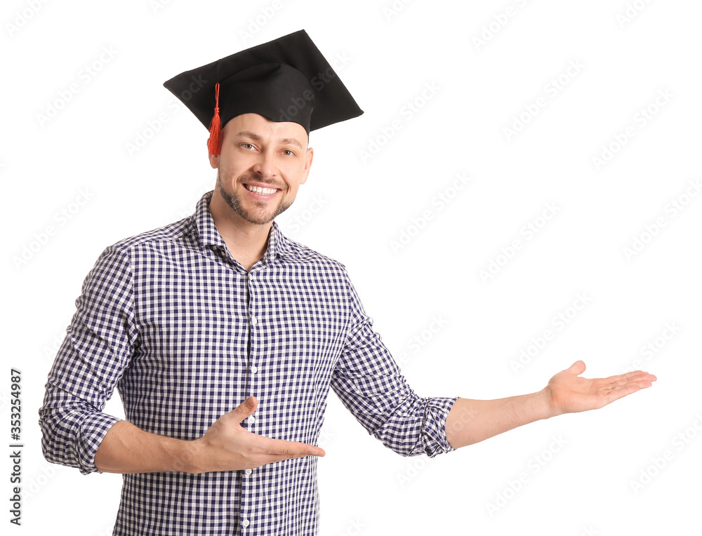 戴毕业帽的男子在白底上展示了一些东西