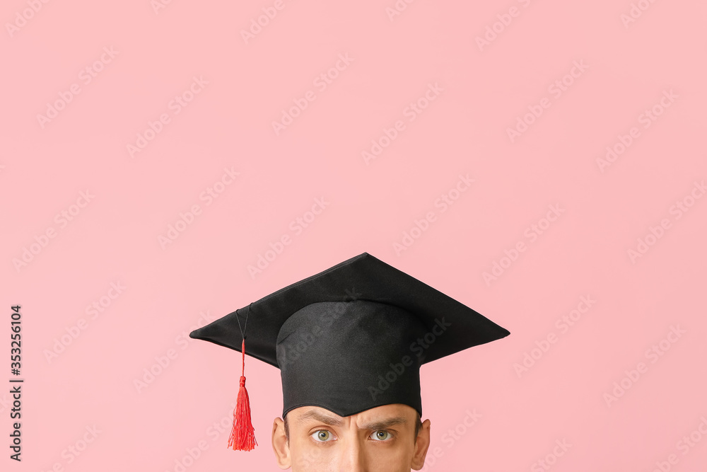彩色背景戴毕业帽的年轻人