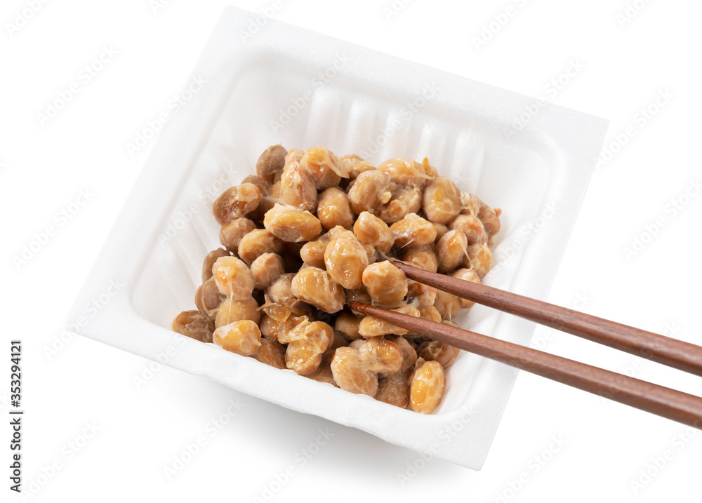 白色背景的纳豆包和筷子