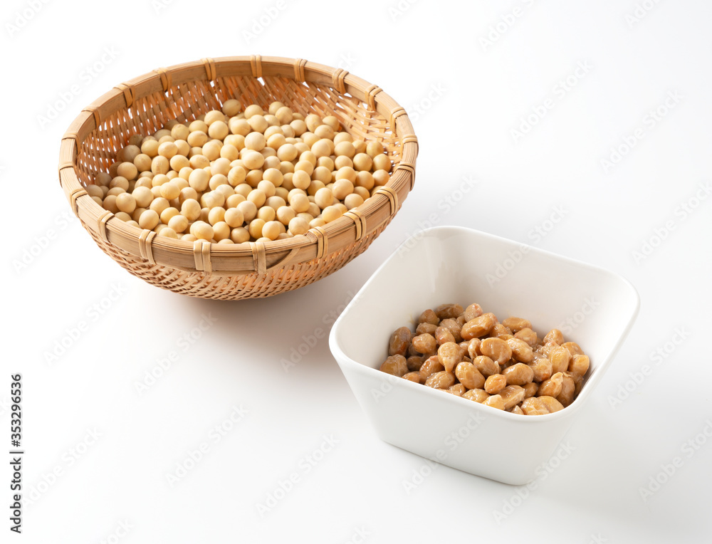 纳豆和大豆放在白色背景上