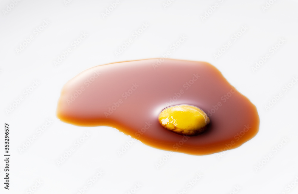 日本芥末和酱油滴在白色盘子上