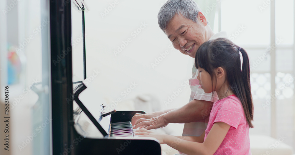 爷爷教女孩弹钢琴