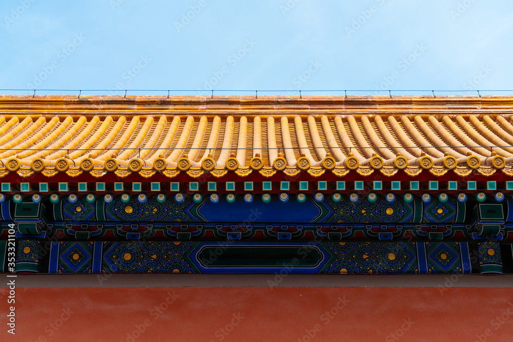 中国传统的蓝天红墙。简约的背景。