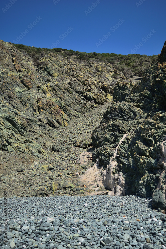 岩石海岸-爱琴海希腊萨莫特拉基岛Kipos海滩的花岗岩侵蚀