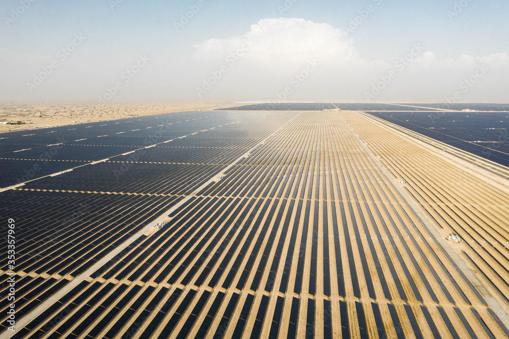 生产可持续可再生能源的光伏太阳能电池板农场景观鸟瞰图
