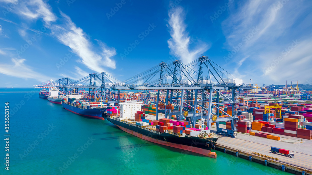 全球运输货物和物流业务进出口，海港码头集装箱船，