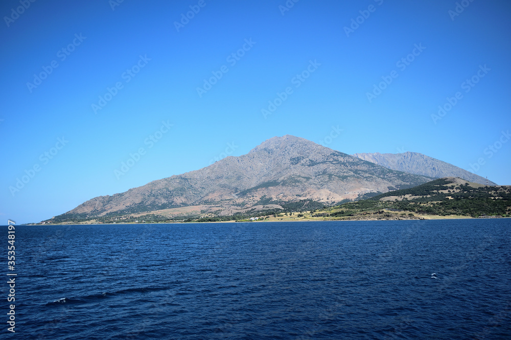 Saos山和海岸线的海景-从渡轮上可以看到Samothraki岛的景色-希腊，爱琴海