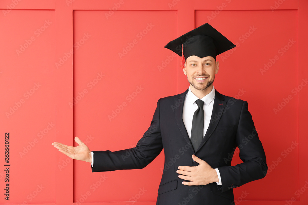 戴毕业帽的人在彩色背景上展示了一些东西