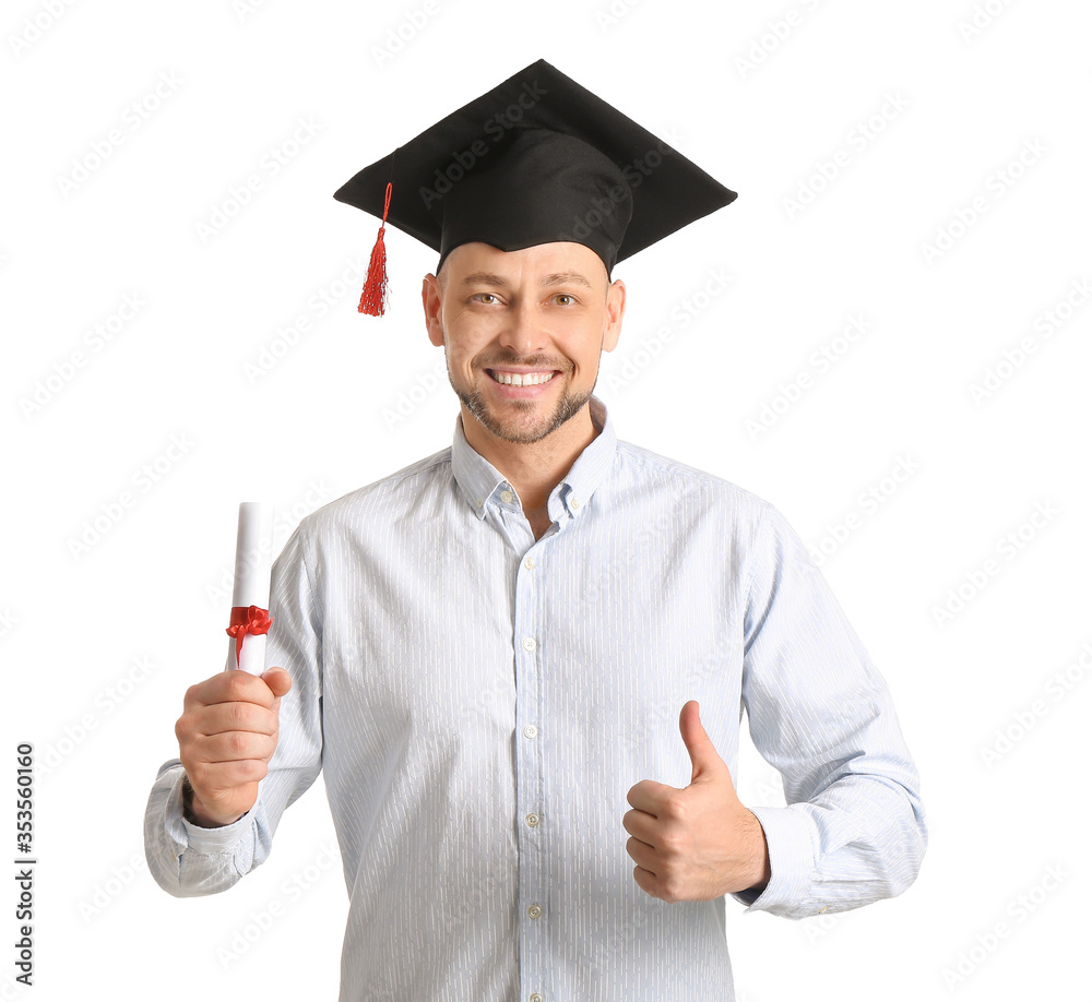 戴毕业帽、白底文凭的男子