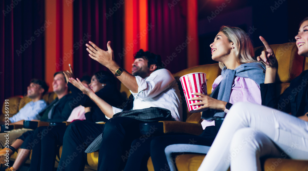 一群观众在电影院里愉快地观看电影。集体娱乐活动和娱乐