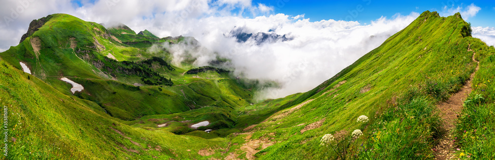 巴伐利亚阿尔卑斯山草原上蓝天白云的壮丽全景