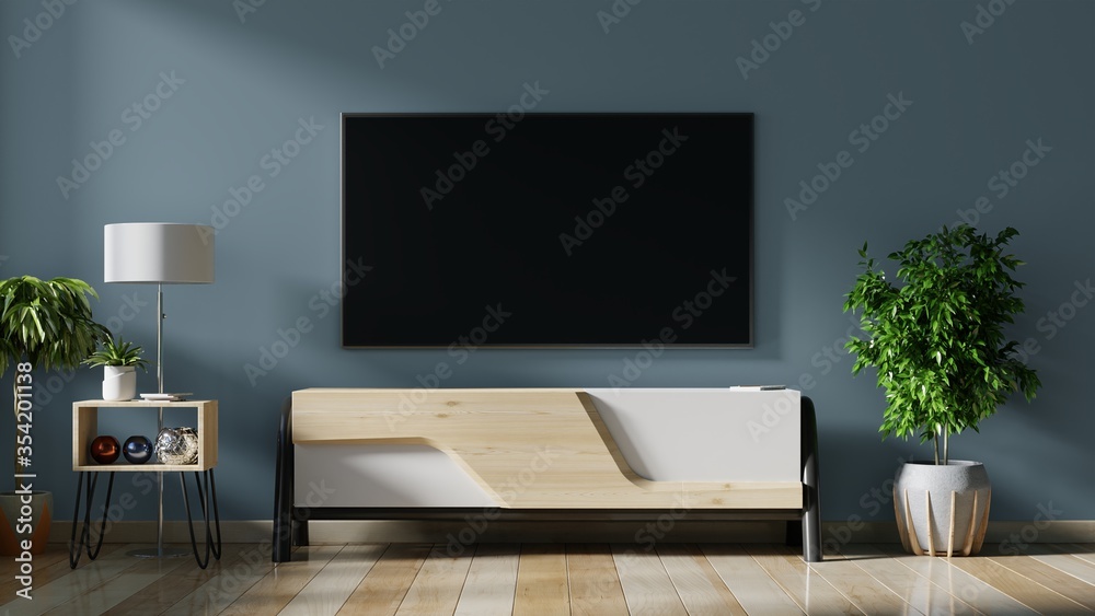 客厅深色墙上的LED电视，简约设计。