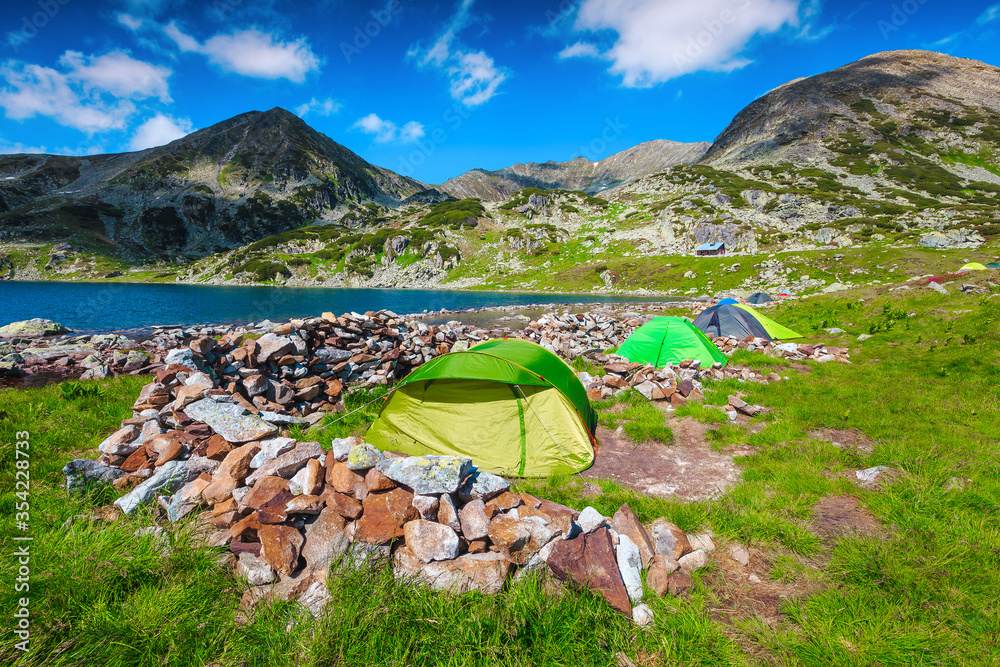 罗马尼亚特兰西瓦尼亚湖畔五颜六色的露营帐篷
