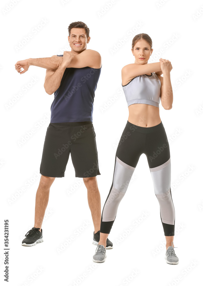 运动型年轻情侣在白色背景下训练