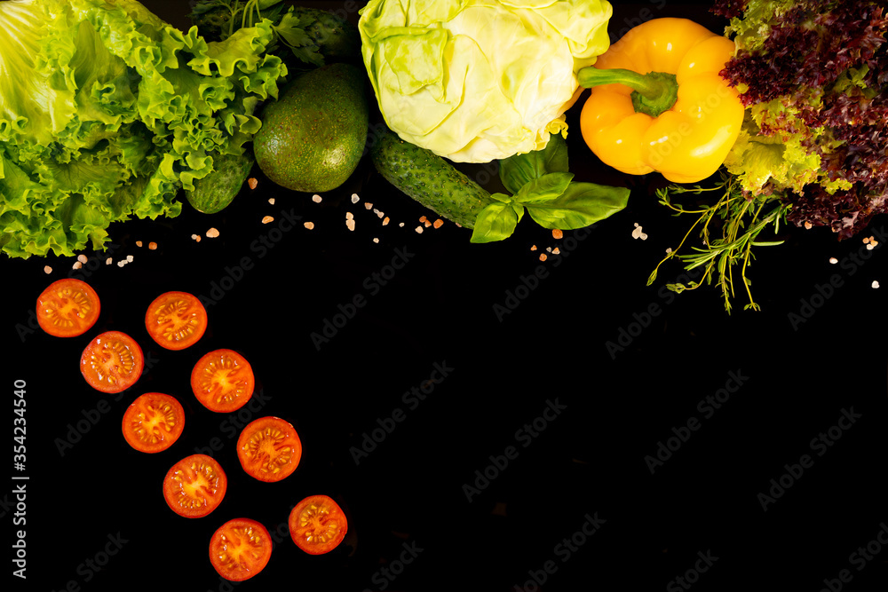 新鲜蔬菜：顶部衬有黄胡椒、绿色沙拉、油菜、成熟鳄梨、玫瑰盐