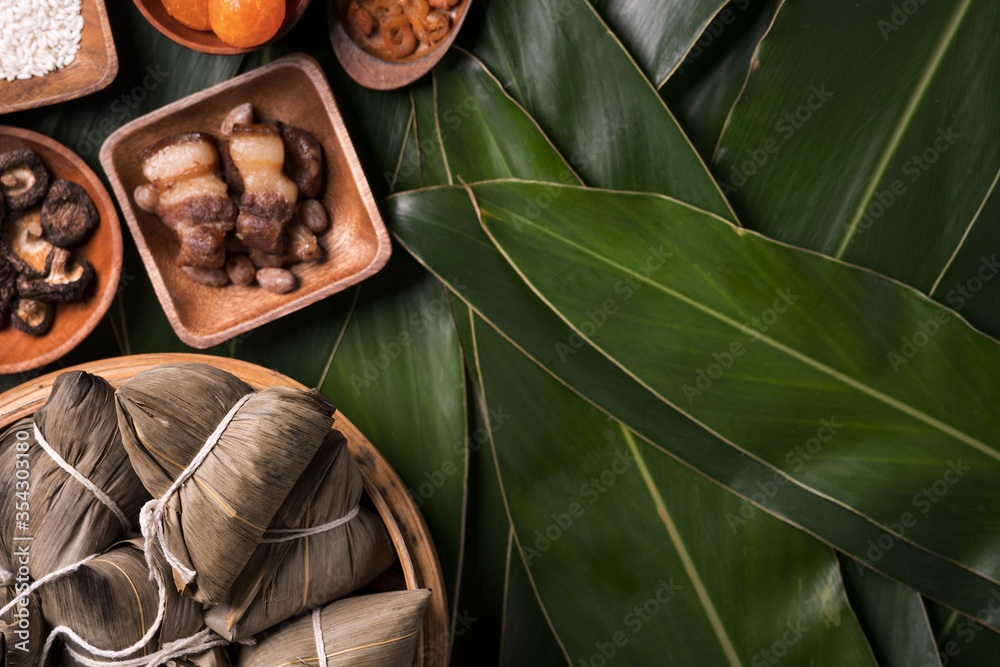 粽子，粽子——端午节绿叶背景下的传统中国食物，D