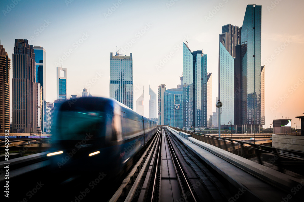 早上的迪拜金融中心，从火车上看。