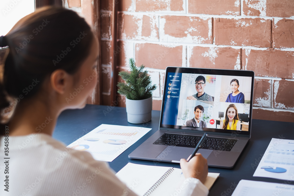 亚洲女性虚拟会议视频通话和在家办公