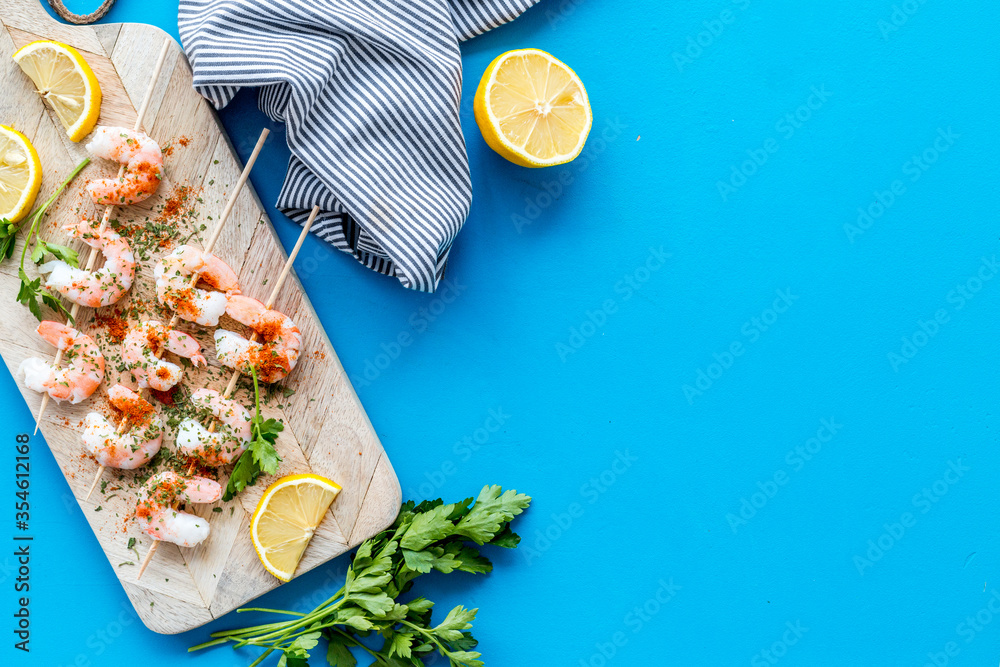 虾串-地中海厨房的开胃菜-蓝色桌面复制空间
