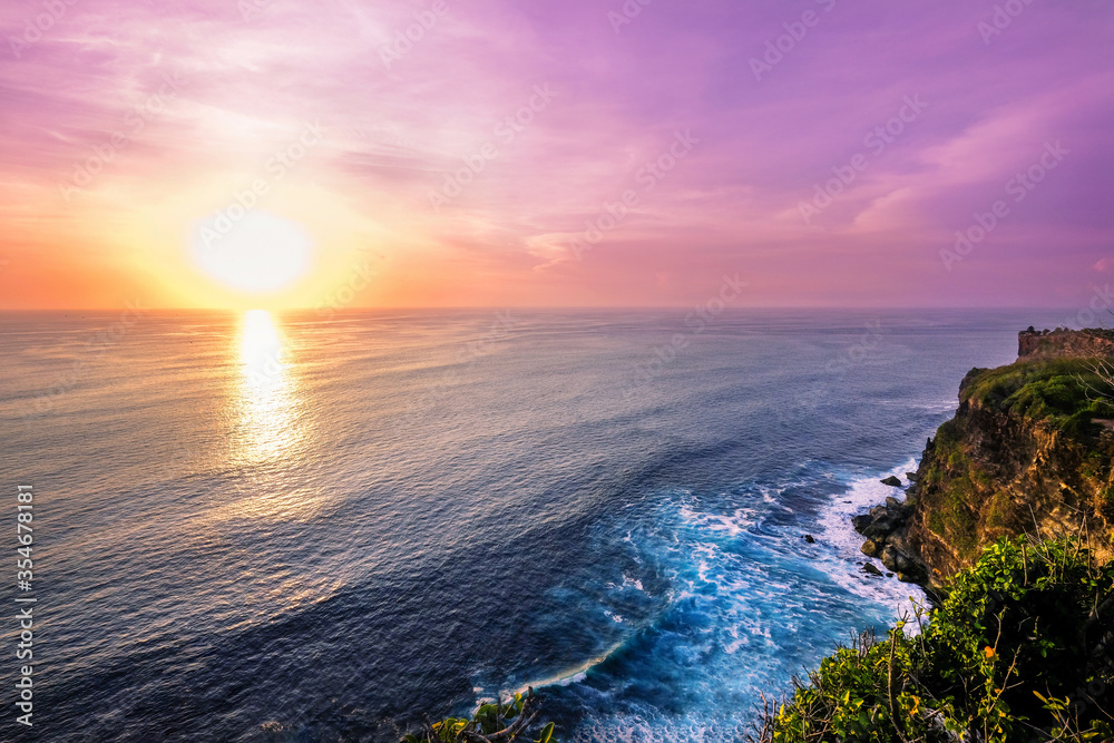 乌鲁瓦图的日落，从印度尼西亚巴厘岛的悬崖上俯瞰