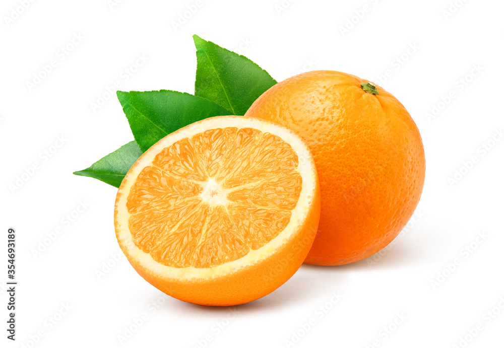 天然橙色水果，切成两半，绿色叶子孤立在白色背景上。