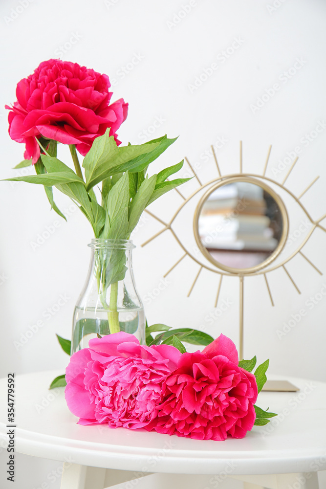 房间桌子上有漂亮的牡丹花和镜子的花瓶