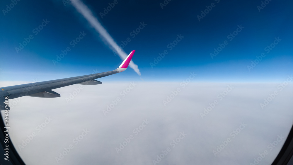 云层上方飞机的反转轨迹。