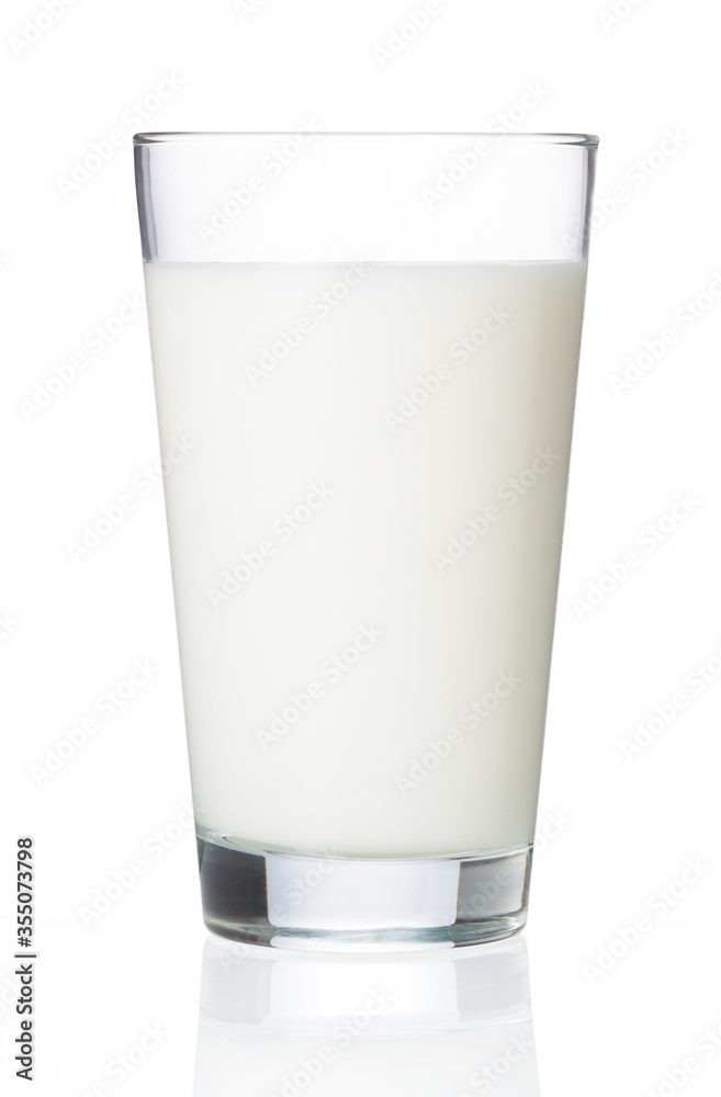 牛奶放在白色背景的玻璃杯里。