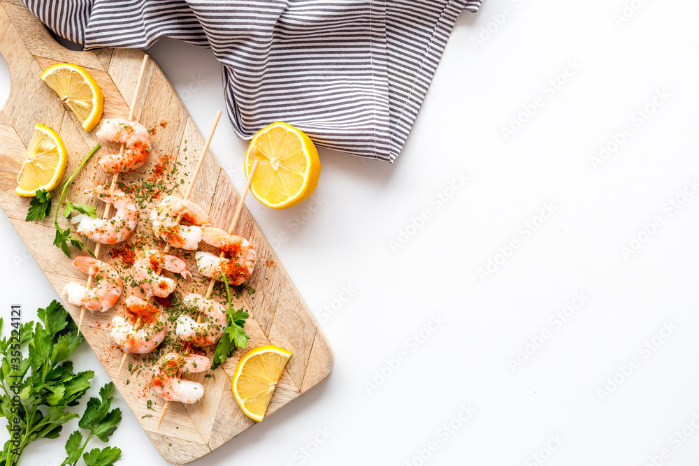 虾串-地中海厨房的开胃菜-在白色桌面上复制空间